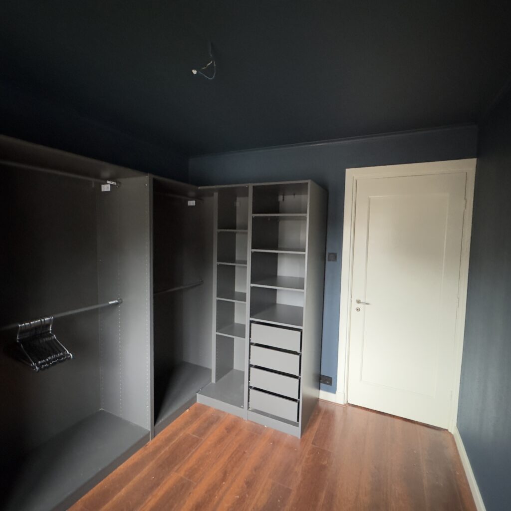 Binnen schilderwerk gang – Brunssum Strakke afwerking van muren en kozijnen